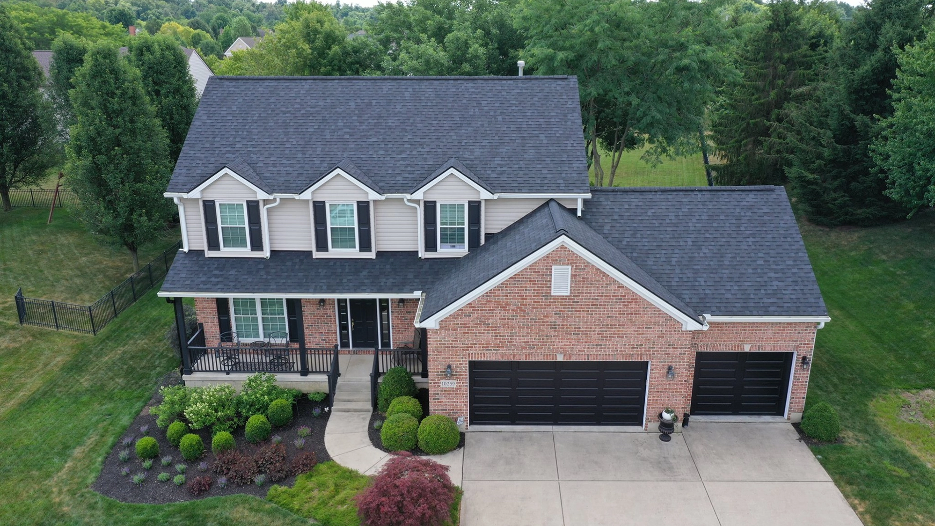 A photo of a home near Dayton, OH that recently had a new roof installed by ZCI General Contracting.